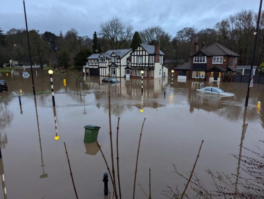 Flooding at Bramhall Park roundabout (Image: Andy Cronshaw)